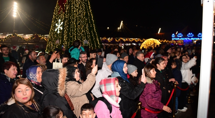 Osmangazi Meydanı'ndaki Yeni Yıl Festivaline Bursalılardan yoğun ilgi
