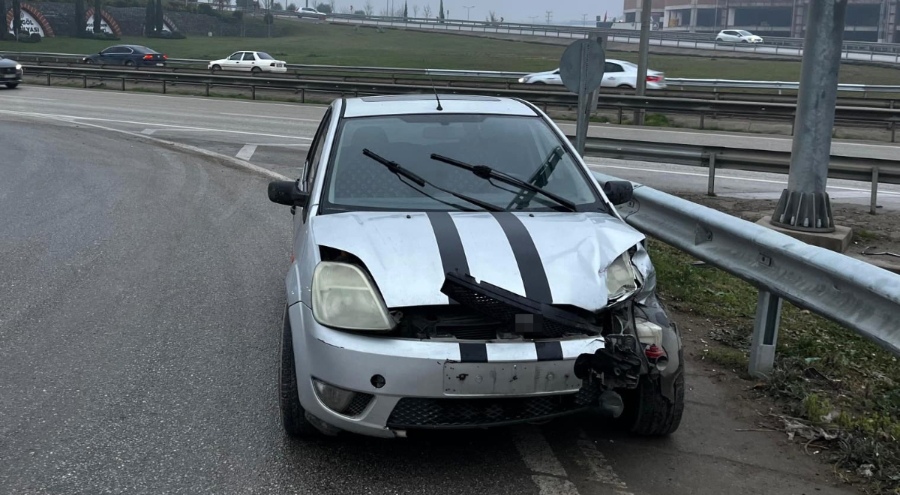 Bursa'da bariyere çarpan otomobildeki 2 kişi yaralandı