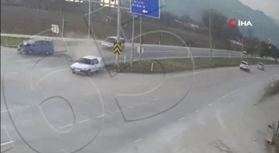 Kırmızı ışıkta bekleyen araca arkadan otomobil çarptı