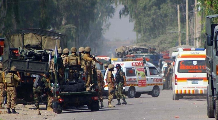 Pakistan'da polis aracına bombalı saldırı: Çok sayıda ölü var