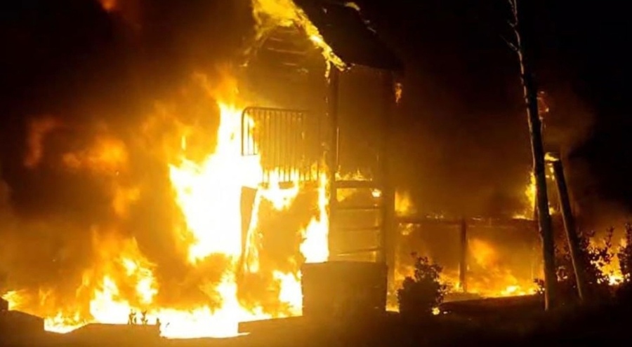 İstanbul'da üşümemek için ateş yaktılar, çocuk parkını küle çevirdiler