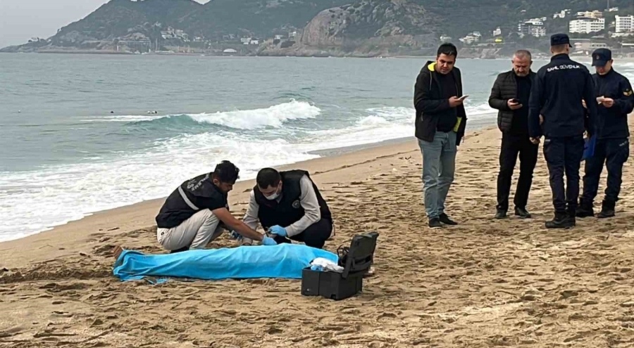 Antalya'da sahilde bir kadın ölü bulundu