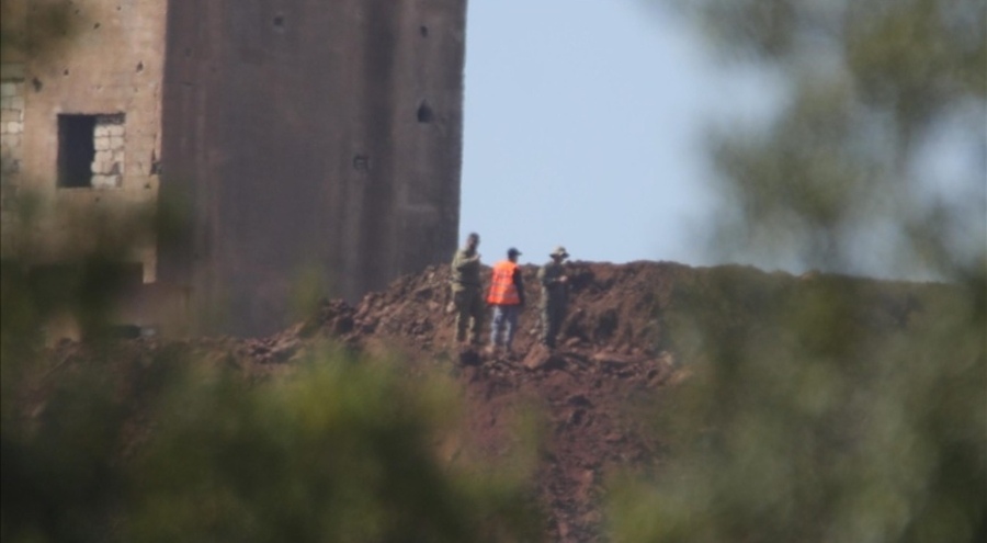 İsrail, Suriye'nin güneyine düzenlediği baskına iki sivili alıkoydu