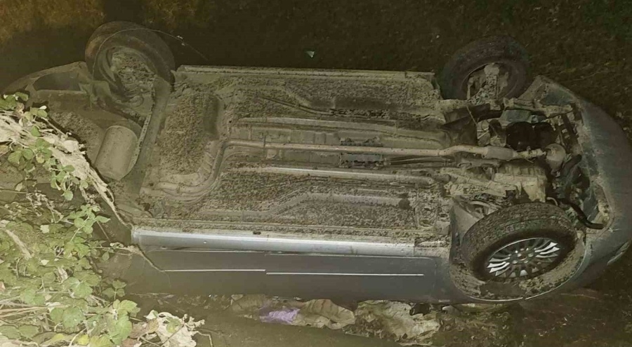 Otomobil su kanalına düştü: 1 yaralı