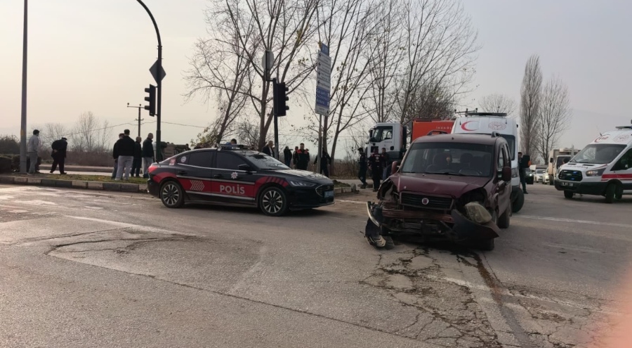 Bursa'da hafif ticari araçlar çarpıştı! 3'ü çocuk 7 yaralı var