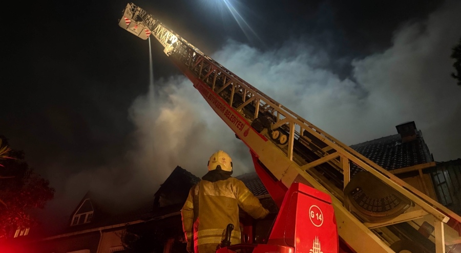 İstanbul'da çatı katında çıkan yangın bitişiğindeki eve sıçradı