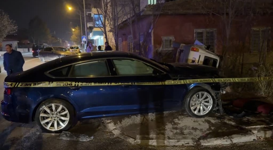 Erzincan'da iki otomobil çarpıştı: 5 yaralı