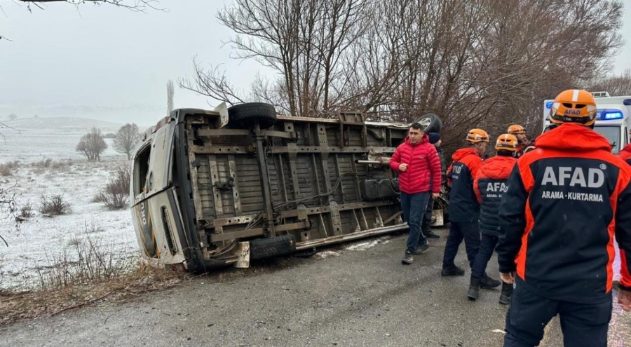 Sivas'ta öğrenci servisi devrildi: 15 yaralı