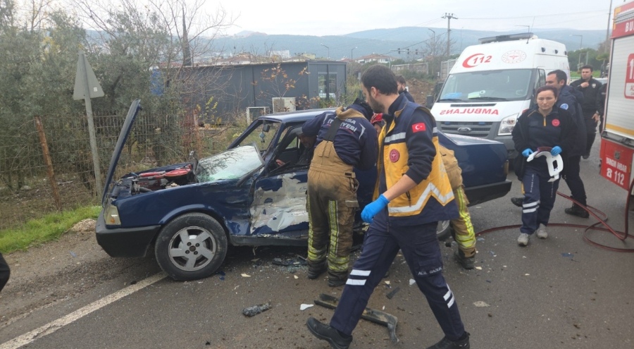 Bursa'da kamyonet ters yönden gelen otomobile çarptı