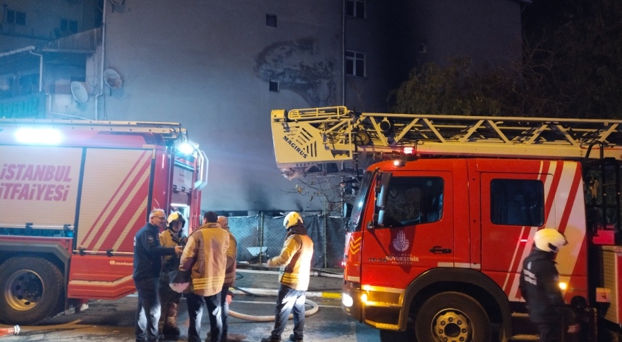 İstanbul'da boya kaporta dükkanında yangın: 4 araç yandı