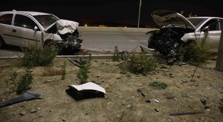 Kazada iki araç hurdaya döndü: 2 kişi yaralandı