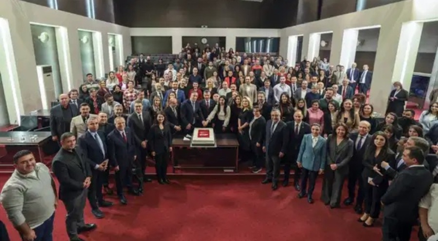 CHP lideri Özgür Özel, CHP çalışanlarının yeni yılını kutladı