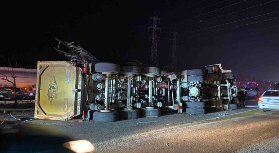 Antalya'da direğe çarpan tır devrildi: 2 yaralı