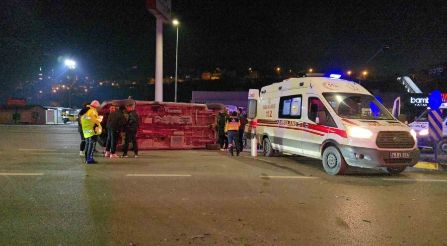 Karabük'te otomobille çarpışan ambulans devrildi: 3 sağlık çalışanı yaralandı