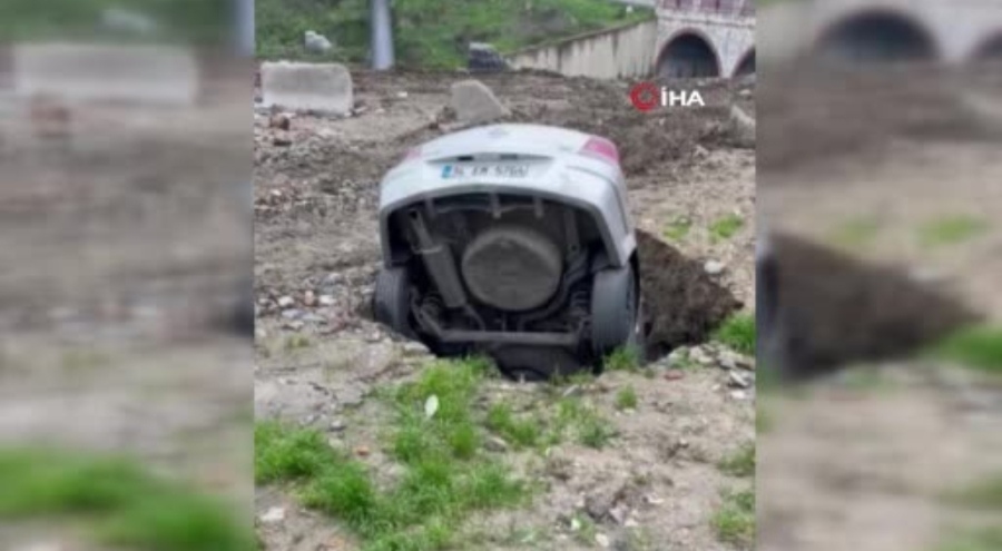 Esenyurt'ta çukur oluştu, araç içinde kayboldu