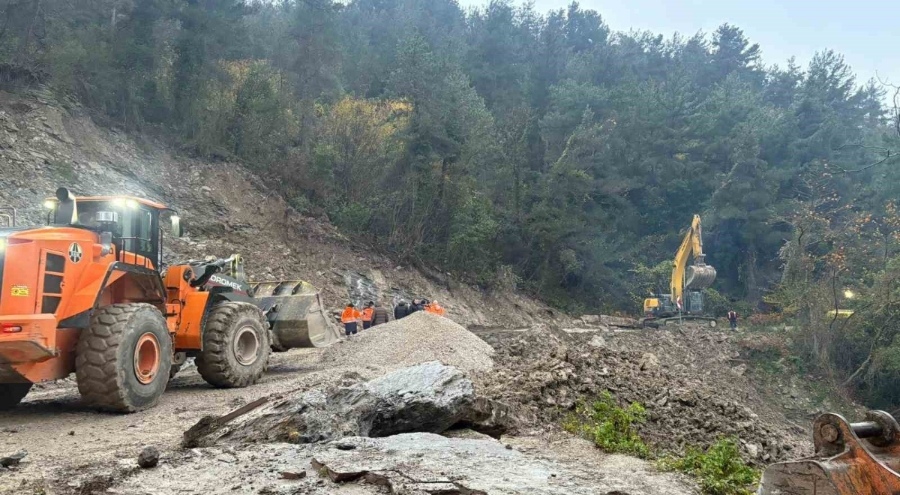 Kastamonu'da heyelan nedeniyle kapanan yol ulaşıma açıldı