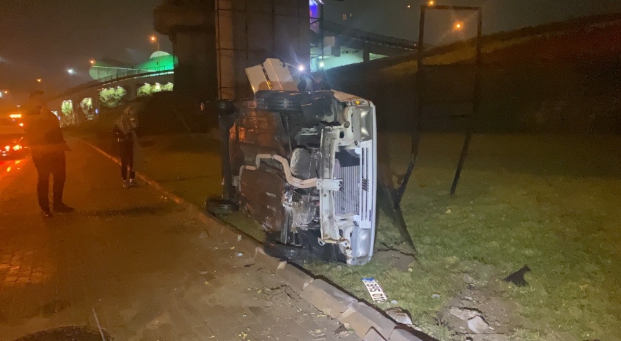 Bursa'da takla atan otomobildeki sürücü burnu bile kanamadan kurtuldu