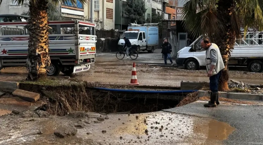 Adana'da su borusu patladı! Caddede çukur oluştu, yollar göle döndü