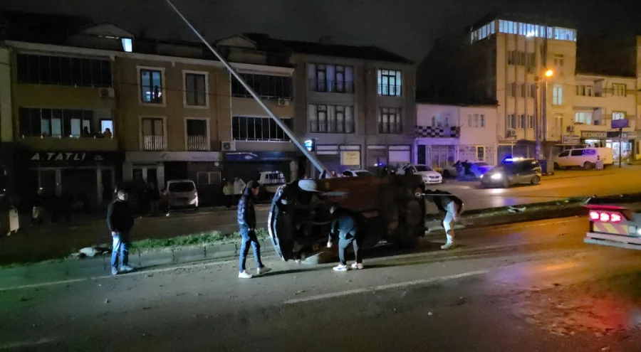 Bursa'da korkutan kaza! Takla atan otomobil direğe çarptı
