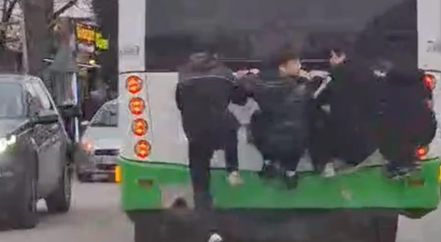 Bursa'da lise öğrencilerinin tehlikeli yolculuğu korkuttu