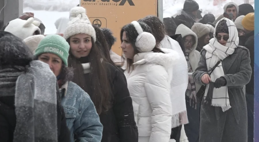 Uludağ'da kar kalınlığı 15 santimetreyi geçti! Telesiyejlerde kuyruk oluştu