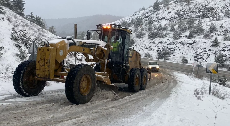 Bursa'da karla mücadele başladı: Büyükşehir ekipleri sahada