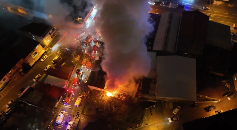 İstanbul Ümraniye'de kereste deposunda yangın