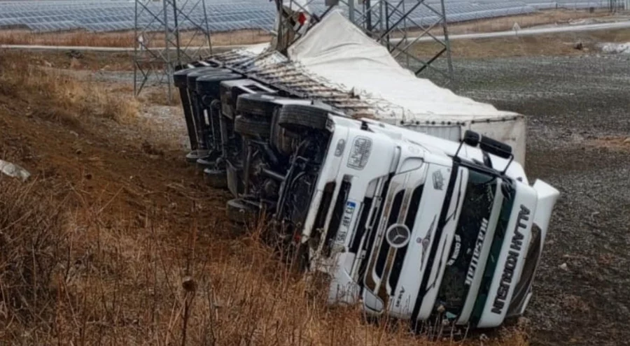 Muş'ta  seyir halindeki tır şarampole yuvarlandı