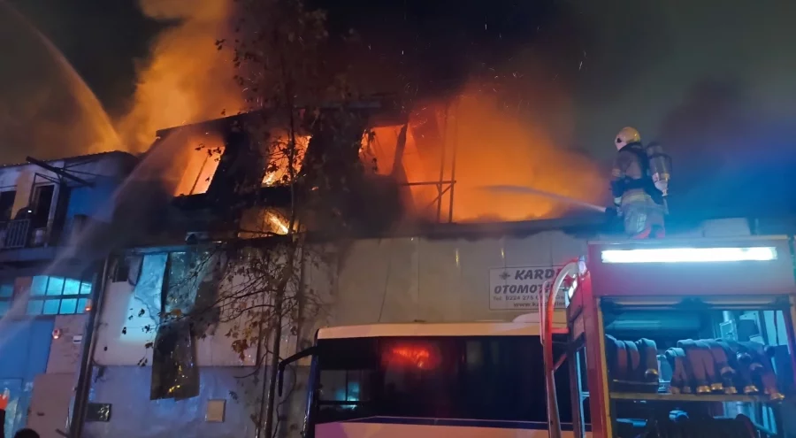 Bursa'da iş yeri yangını! Büyüyen alevler çevredeki işletmelere sıçradı