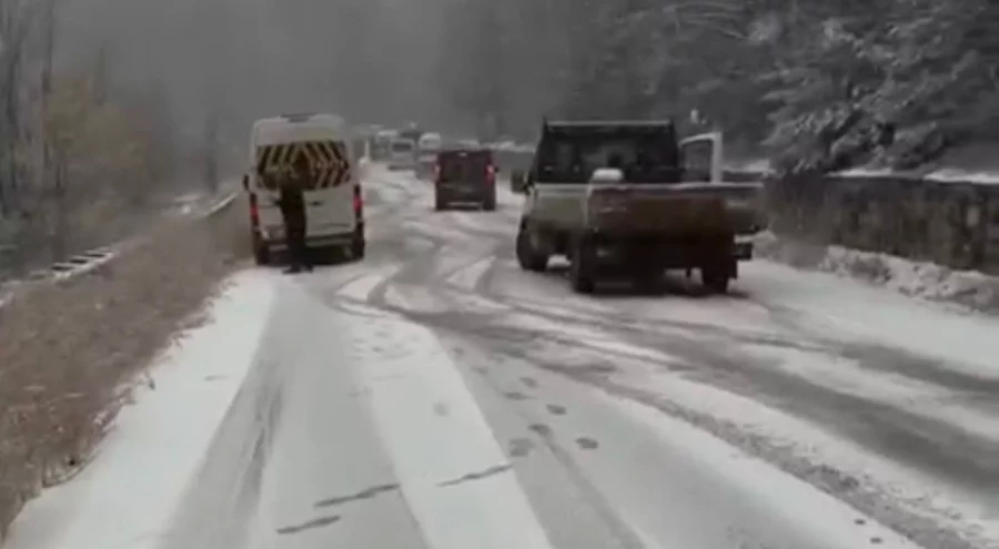 Bursa'da yoğun kar yağışı yolları kapattı