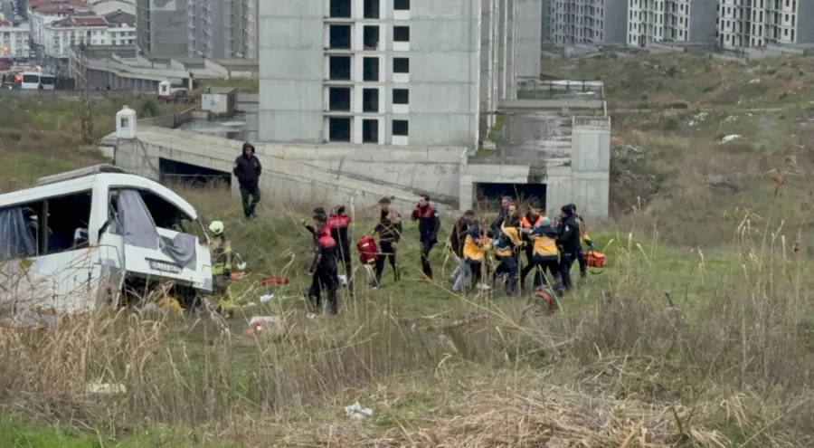 İstanbul Esenyurt'ta servis midibüsü devrildi: 2 ölü, çok sayıda yaralı