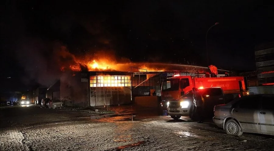 Hatay'da sanayi sitesinde çıkan yangına müdahale sürüyor