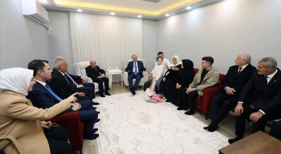 Cumhurbaşkanı Erdoğan, Hatay'da depremzede aileyi ziyaret etti