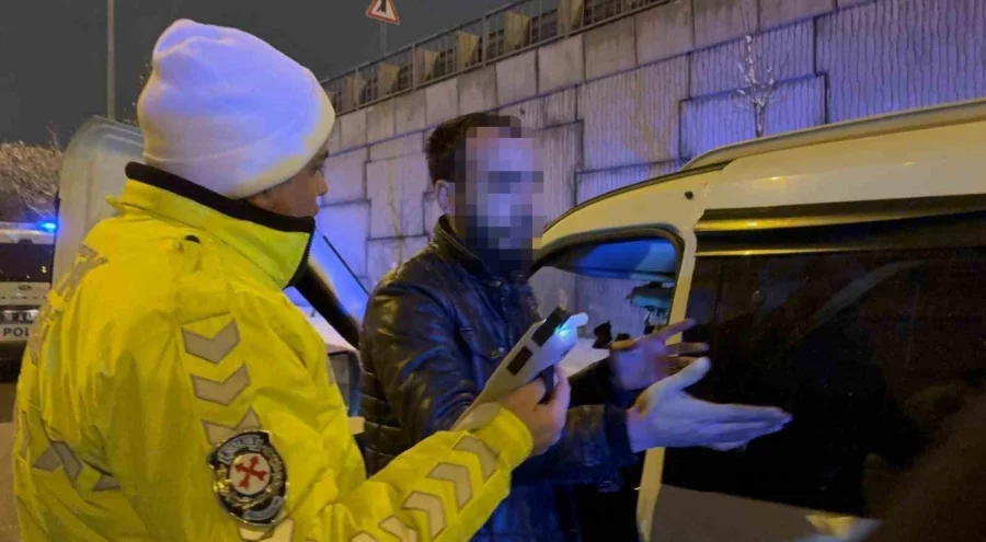 Kazalı araçla ilerledi, alkol testine direndi