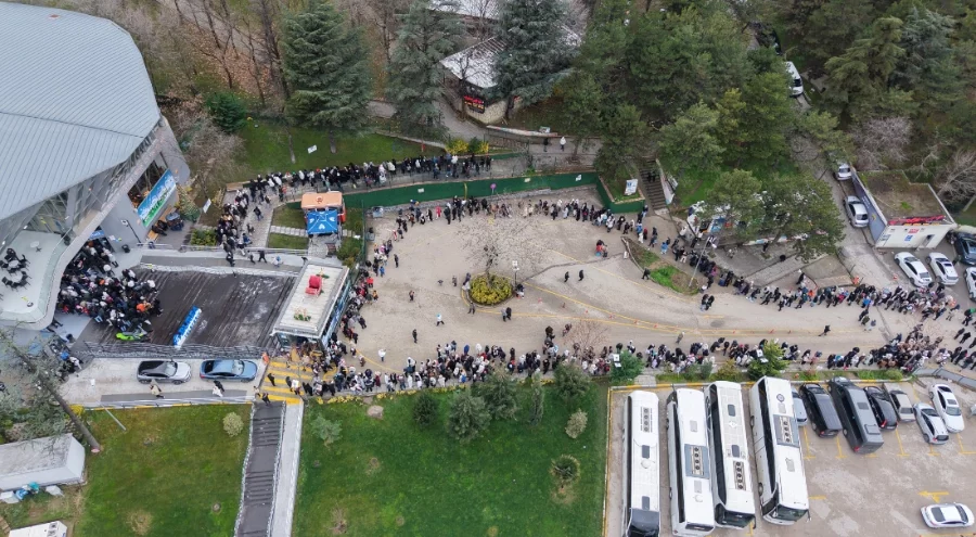 Uludağ'da insan seli: Teleferik istasyonlarında uzun kuyruklar oluştu...