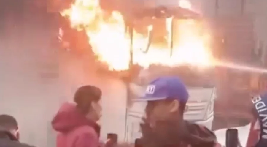 Park halindeki servis midibüsü alev aldı, yangın otomobile sıçradı