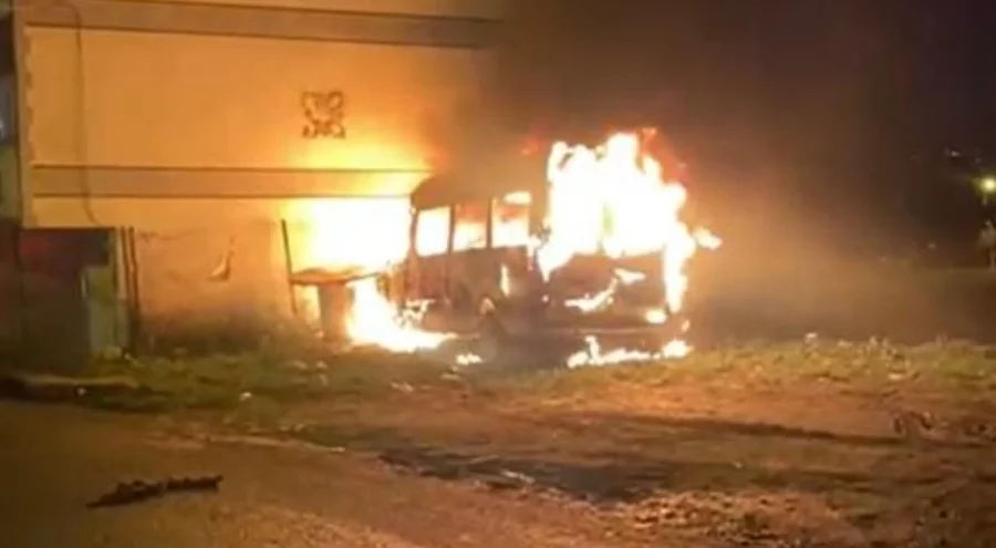 İstanbul Avcılar'da minibüs alev alev yandı