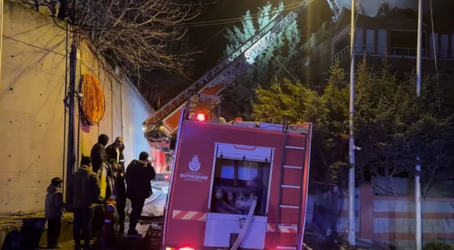 İstanbul Arnavutköy'de 4 katlı binada korkutan yangın