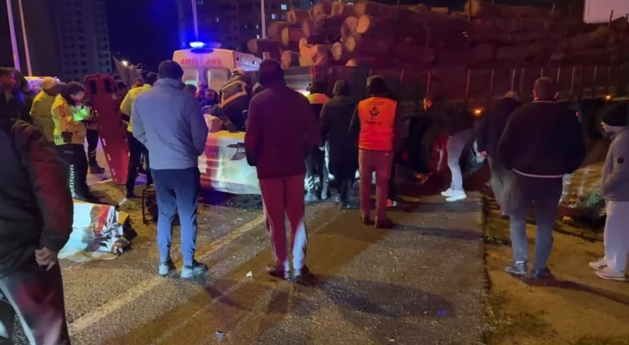 Tıra çarpan otomobildeki 1 kişi hayatını kaybetti, 2 kişi yaralandı