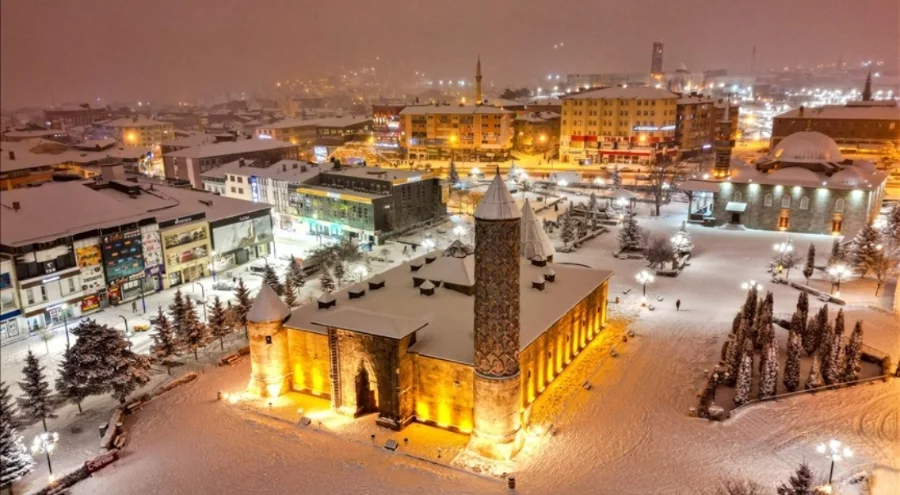 Erzurum'da beyaza bürünen tarihi yapılar dronla havadan görüntülendi