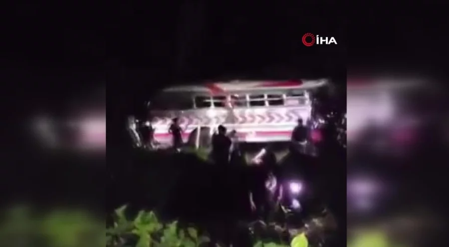 Guatemala'da yolcu otobüsü uçuruma yuvarlandı: 15 ölü, 19 yaralı