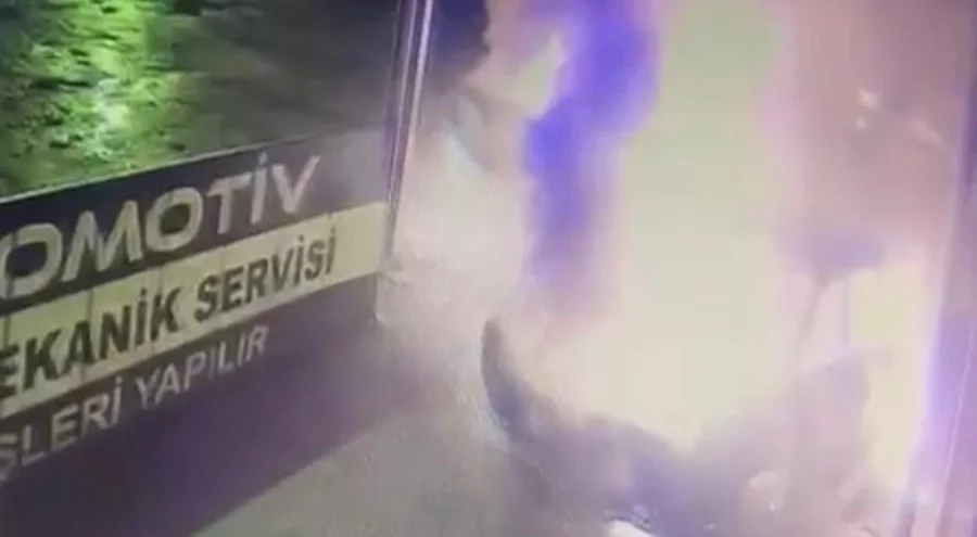 Kayseri oto sanayi sitesinde park halindeki araç alev aldı