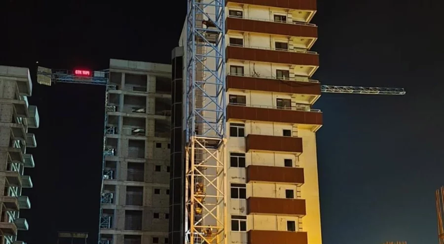 Hatay'ın İskenderun ilçesinde bir kişi vince çıkarak intihara kalkıştı