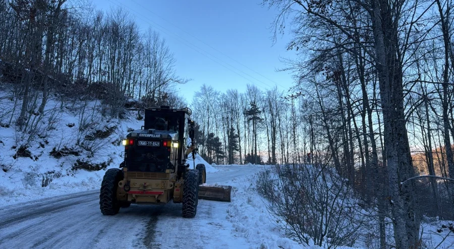 Osmangazi Belediyesi, kar yağışlarının ardından yollardaki buzlanmayı önlemek için harekete geçti