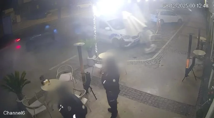 İzmir'de bir otomobil, polis aracına çarptı