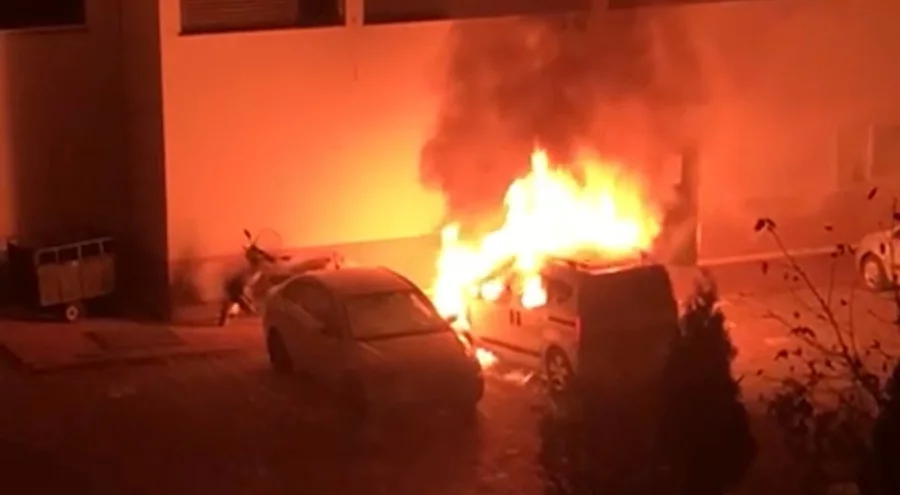 Park halindeki otomobil alev alev yandı