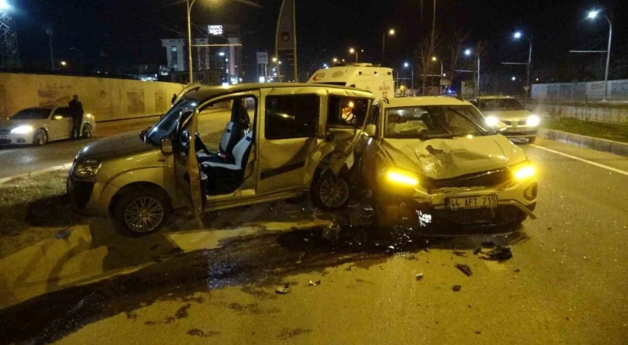 İki aracın hurdaya döndüğü kazadan, hiçbir yara almadan kurtuldular