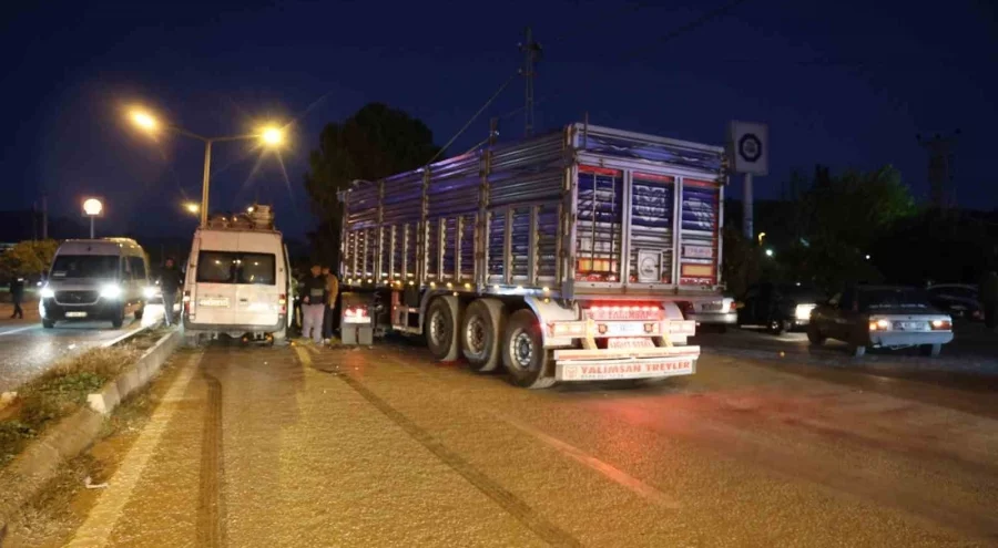 Adana'da tır işçi minibüsüne çarptı: 2 yaralı