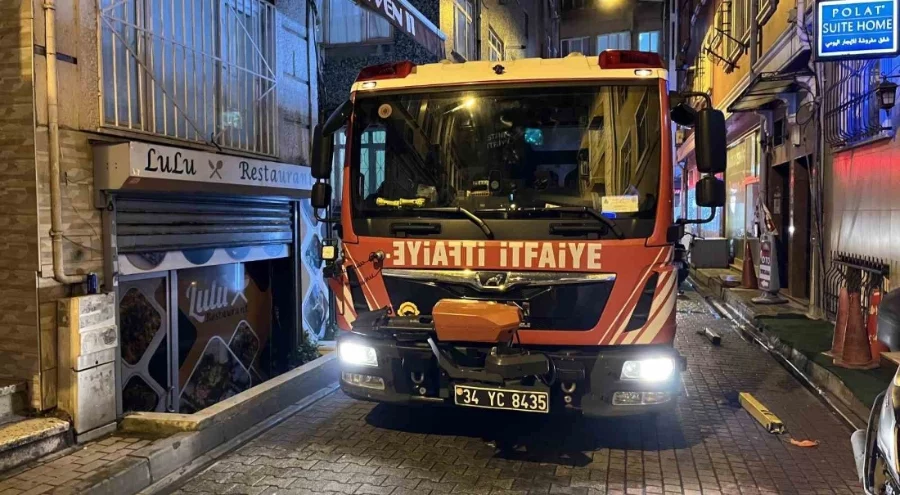 İstanbul'da otoparkta çıkan yangın binaya sıçradı: O anlar kamerada