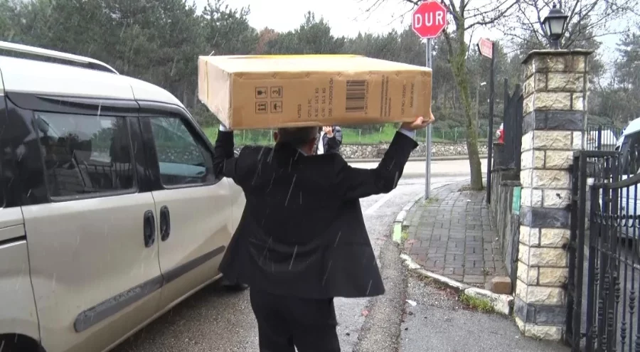 Karlı havada yürekleri ısıtan yardım